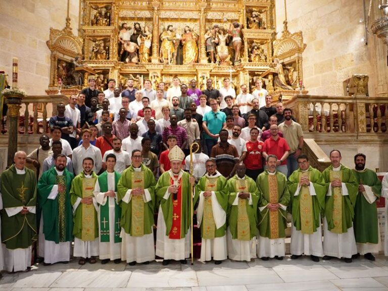 Seminaristas y sacerdotes de la IV Copa Nacional de Seminarios en Granada junto al arzobispo